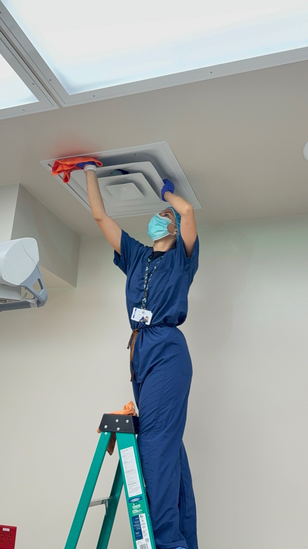 Wiping the ceiling air return in an operating room