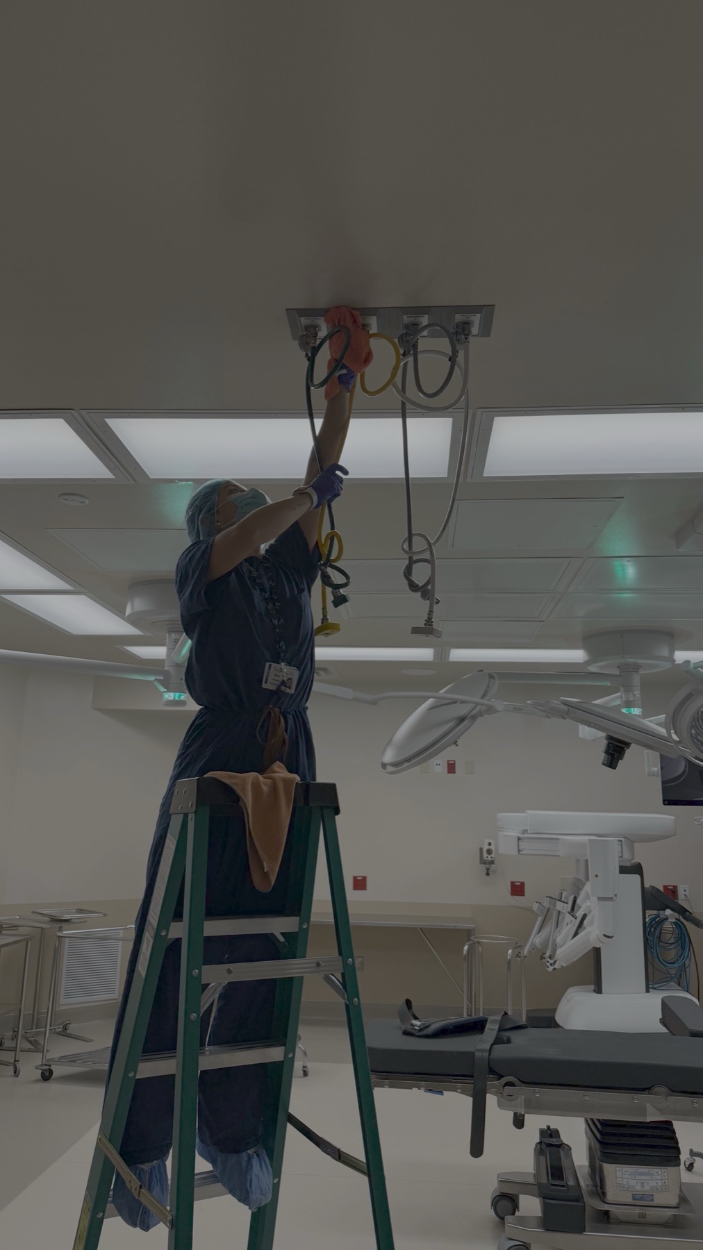 Ladder work at the ceiling boom