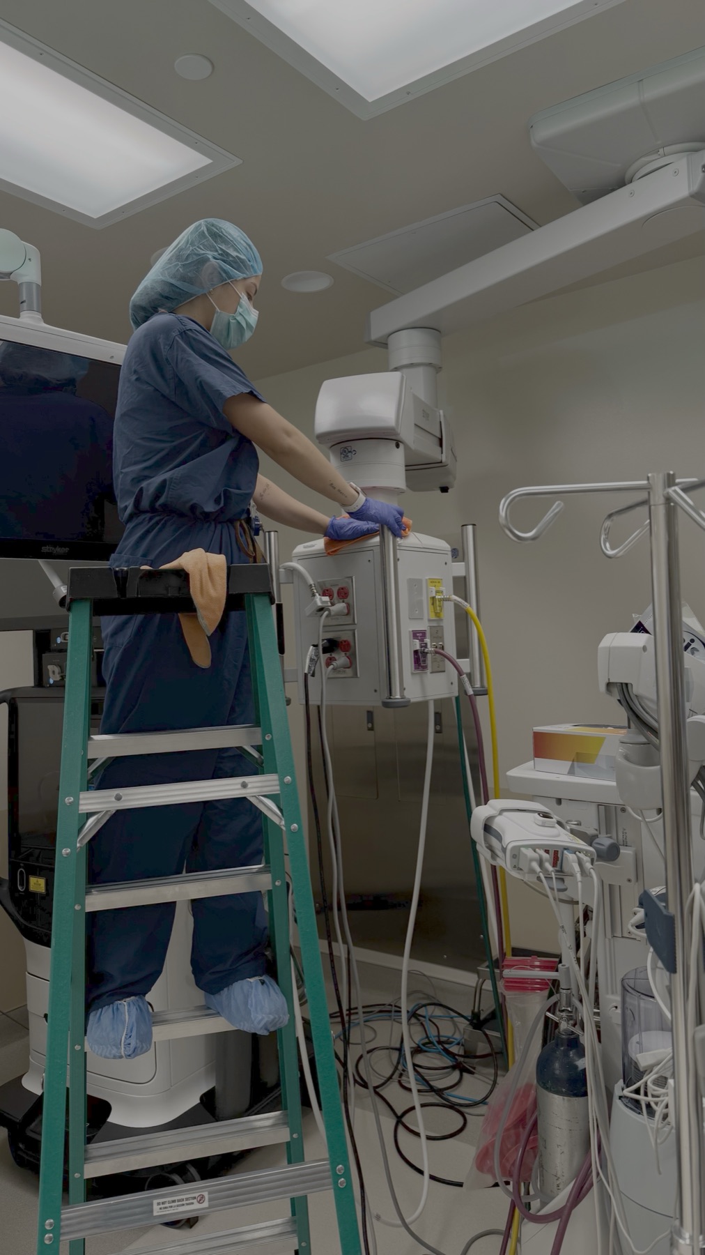 High-level cleaning over equipment carts
