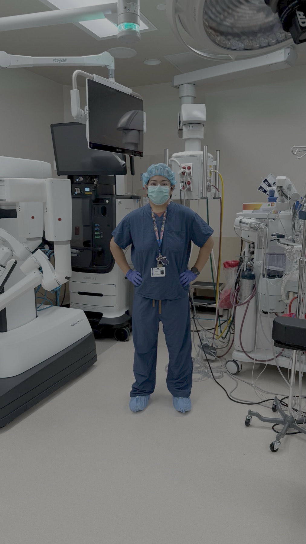 Technician standing by the da Vinci system