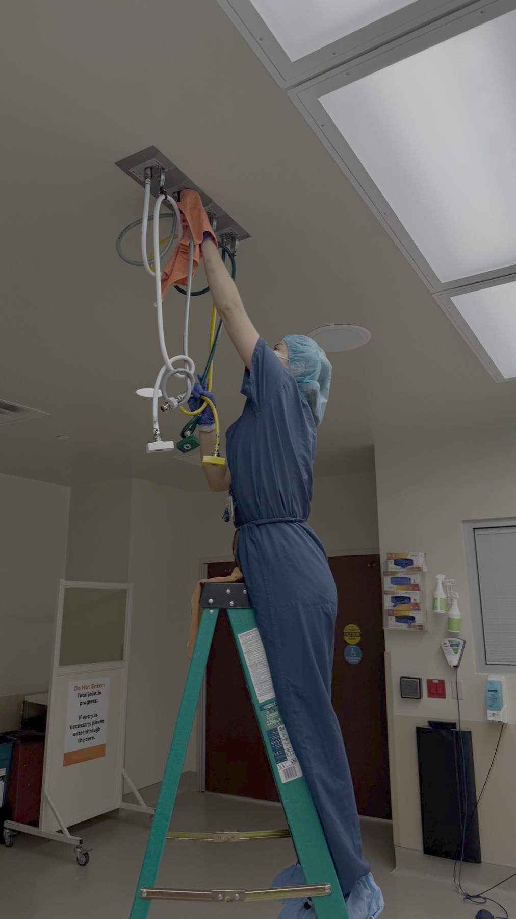 Cleaning the equipment boom arm
