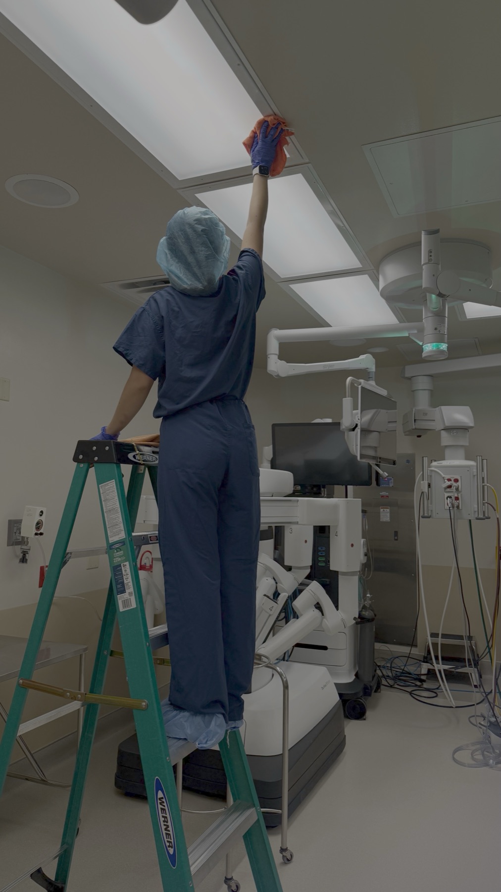 Cleaning the surgical light head