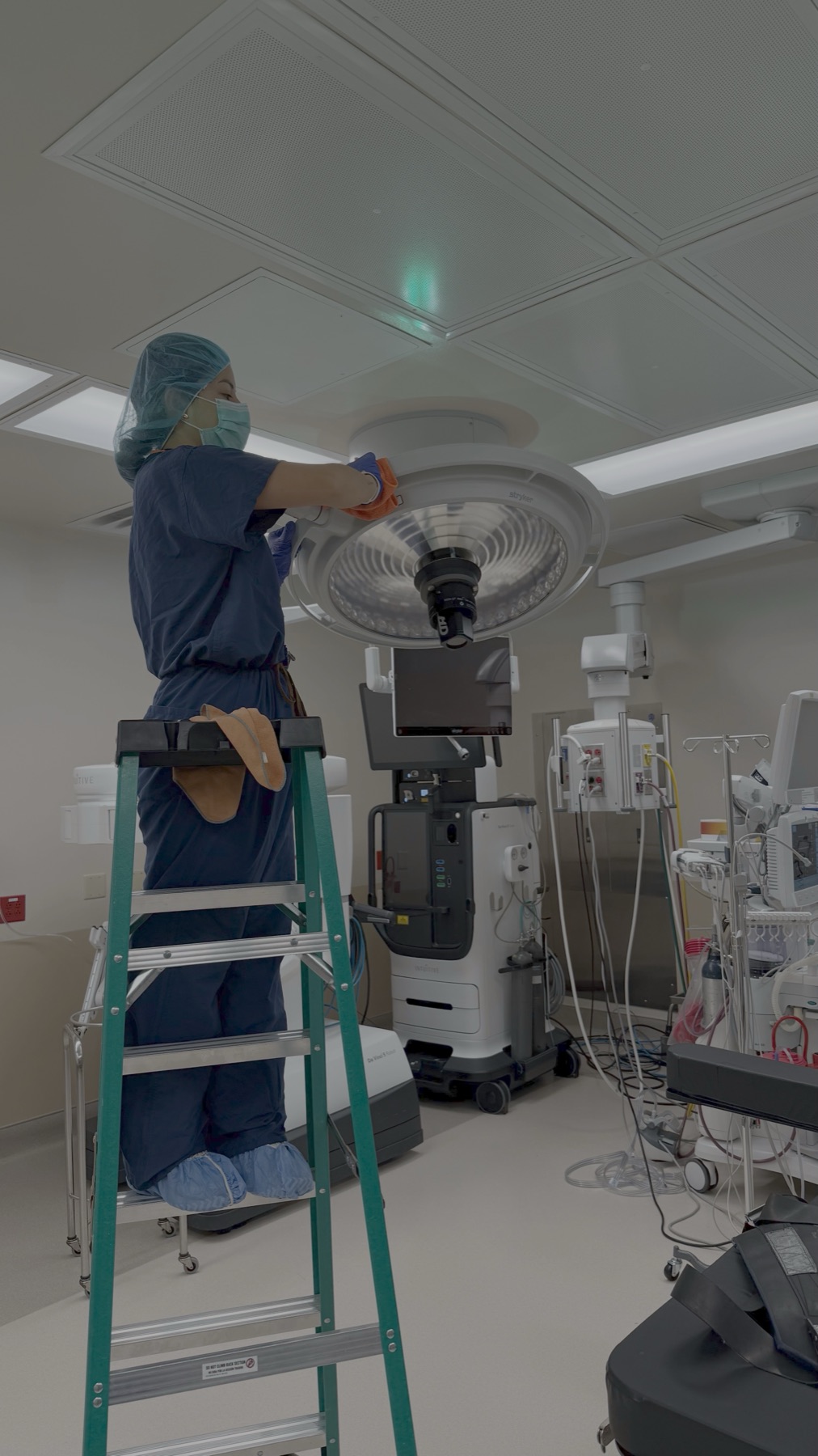 Cleaning surgical lights above robotic equipment